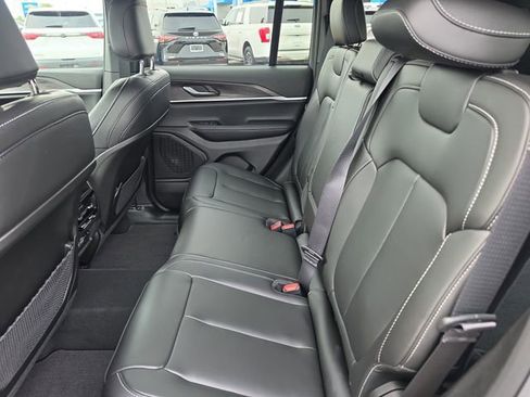 Used 2025 Jeep Grand Cherokee Limited AWD/4WD image 13