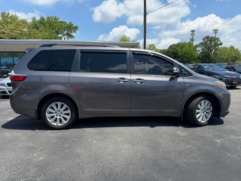 Used 2017 Toyota Sienna AWD image 2