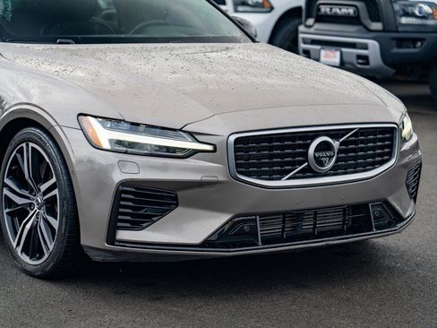 Used 2019 Volvo S60 T8 R-Design image 6