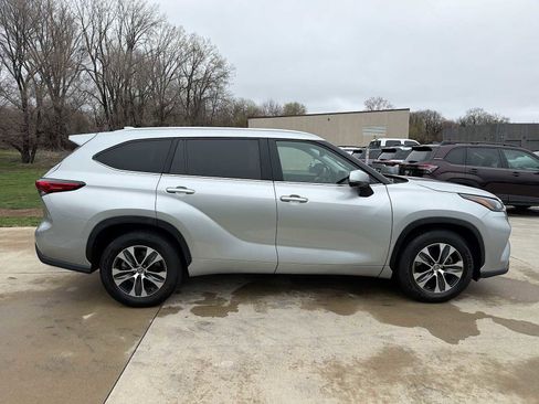 Used 2023 Toyota Highlander XLE image 7