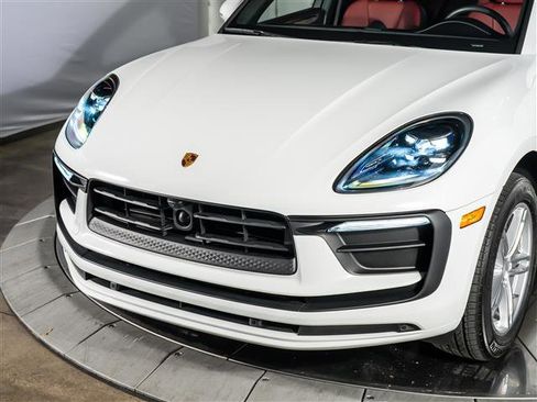 Certified 2025 Porsche Macan AWD/4WD image 11