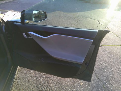 Used 2015 Tesla Model S 85 RWD image 9