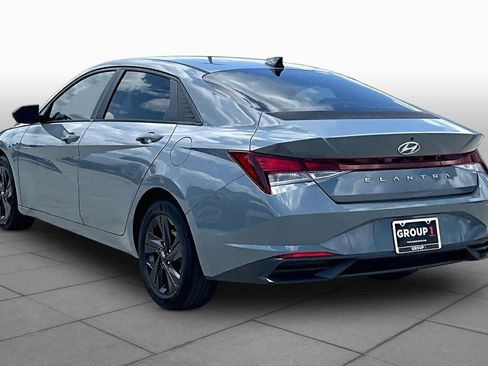 Used 2022 Hyundai Elantra SEL w/ Preferred Accessory Package FWD image 11