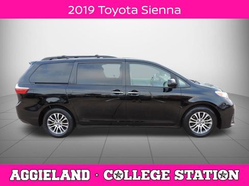 Used 2019 Toyota Sienna XLE w/ XLE Navigation Package FWD image 2