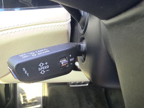 Used 2017 Bentley Bentayga AWD/4WD image 45