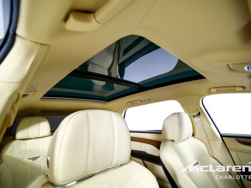 Used 2023 Bentley Bentayga Extended Wheelbase image 31