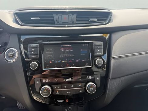 Used 2019 Nissan Rogue SL w/ Premium Package AWD/4WD image 17