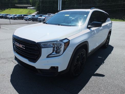 Used 2024 GMC Terrain SLT w/ Tech Package AWD/4WD image 7
