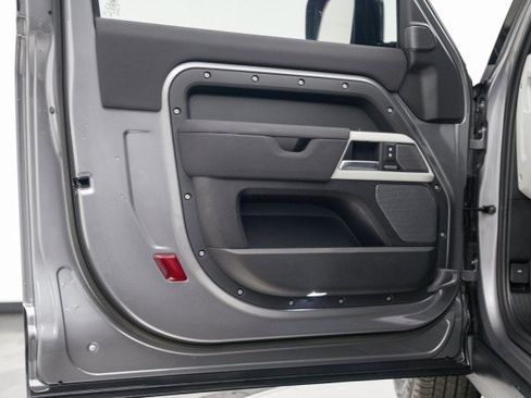 Used 2023 Land Rover Defender 90 X-Dynamic SE image 27