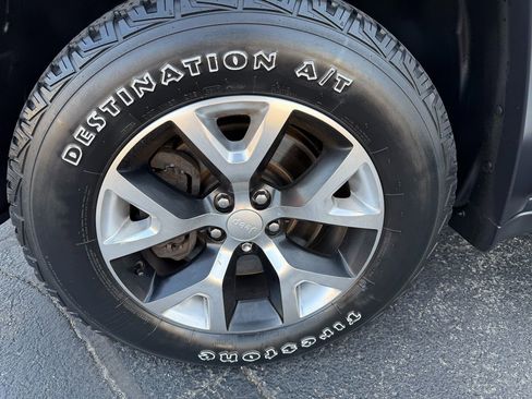 Used 2017 Jeep Cherokee Trailhawk AWD/4WD image 38