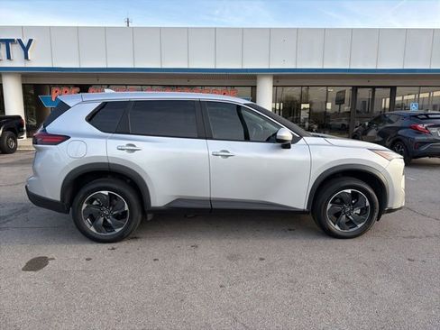 Used 2024 Nissan Rogue SV image 3