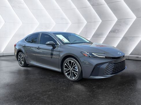 Used 2025 Toyota Camry XLE FWD image 1