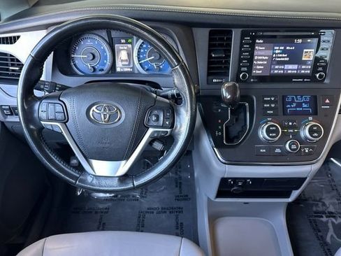 Used 2018 Toyota Sienna XLE FWD image 16