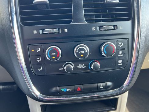 Used 2017 Dodge Grand Caravan SE image 8