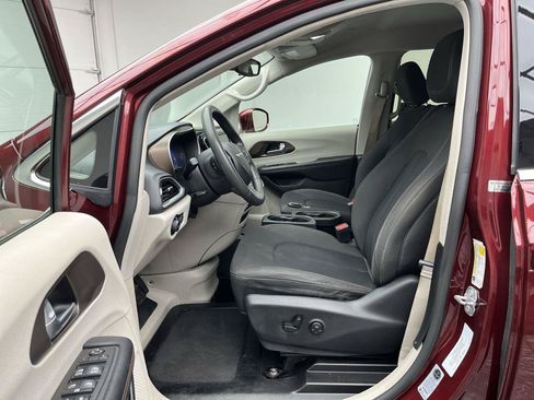 Used 2018 Chrysler Pacifica Touring Plus FWD image 3