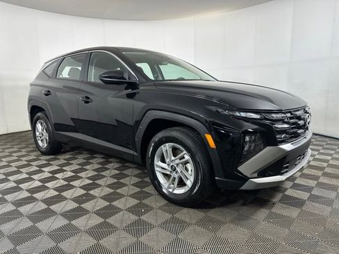 Certified 2025 Hyundai Tucson SE image 2