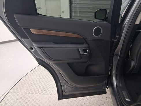 Used 2017 Land Rover Discovery HSE image 28