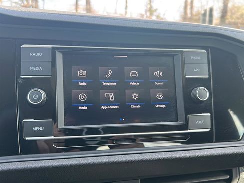 Certified 2023 Volkswagen Jetta SE w/ Panoramic Sunroof Package image 17