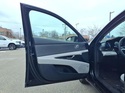 Used 2022 Hyundai Elantra Limited image 23