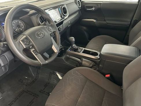 Used 2017 Toyota Tacoma TRD Sport image 10