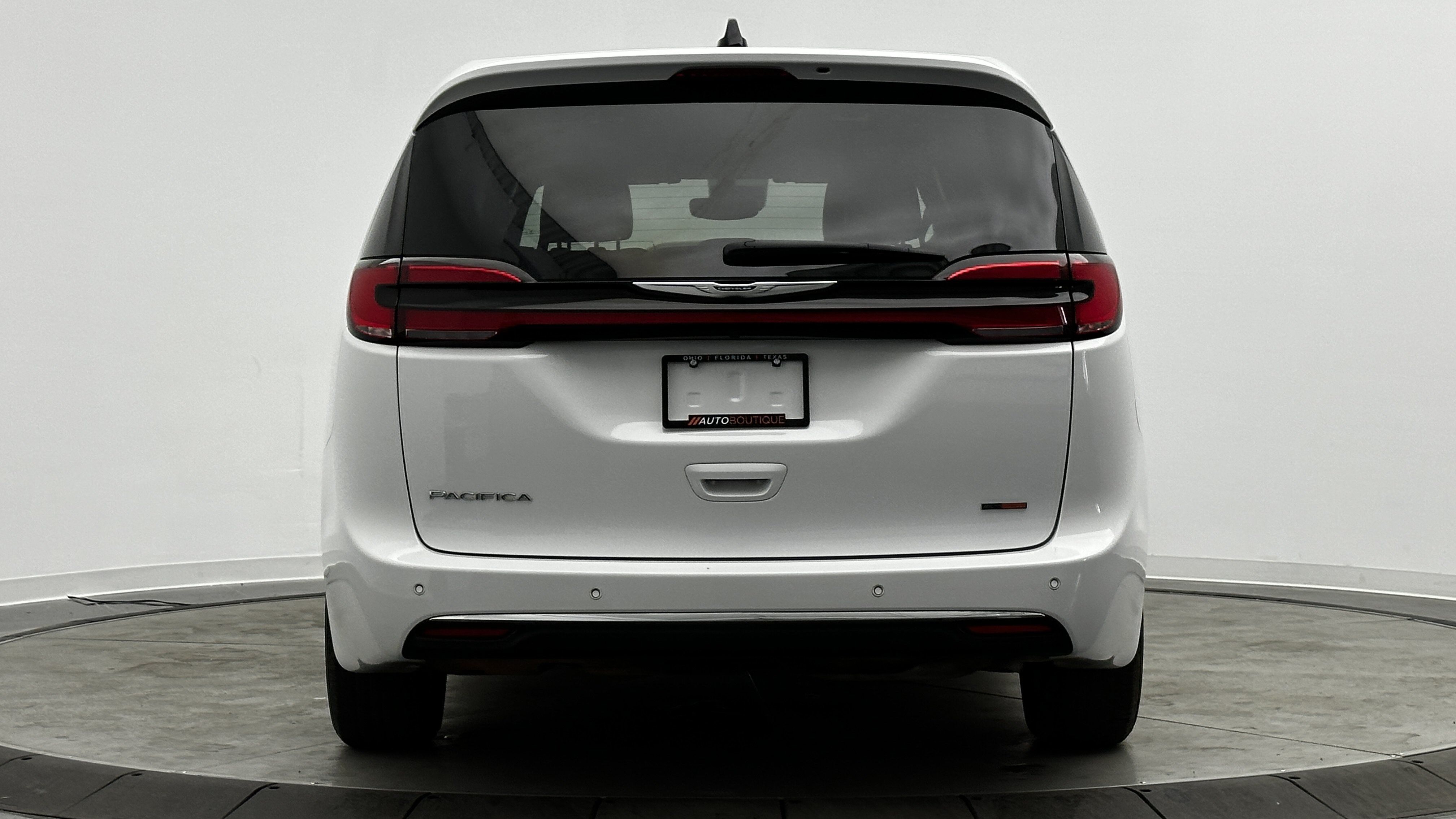 Used 2025 Chrysler Pacifica Select FWD image 6