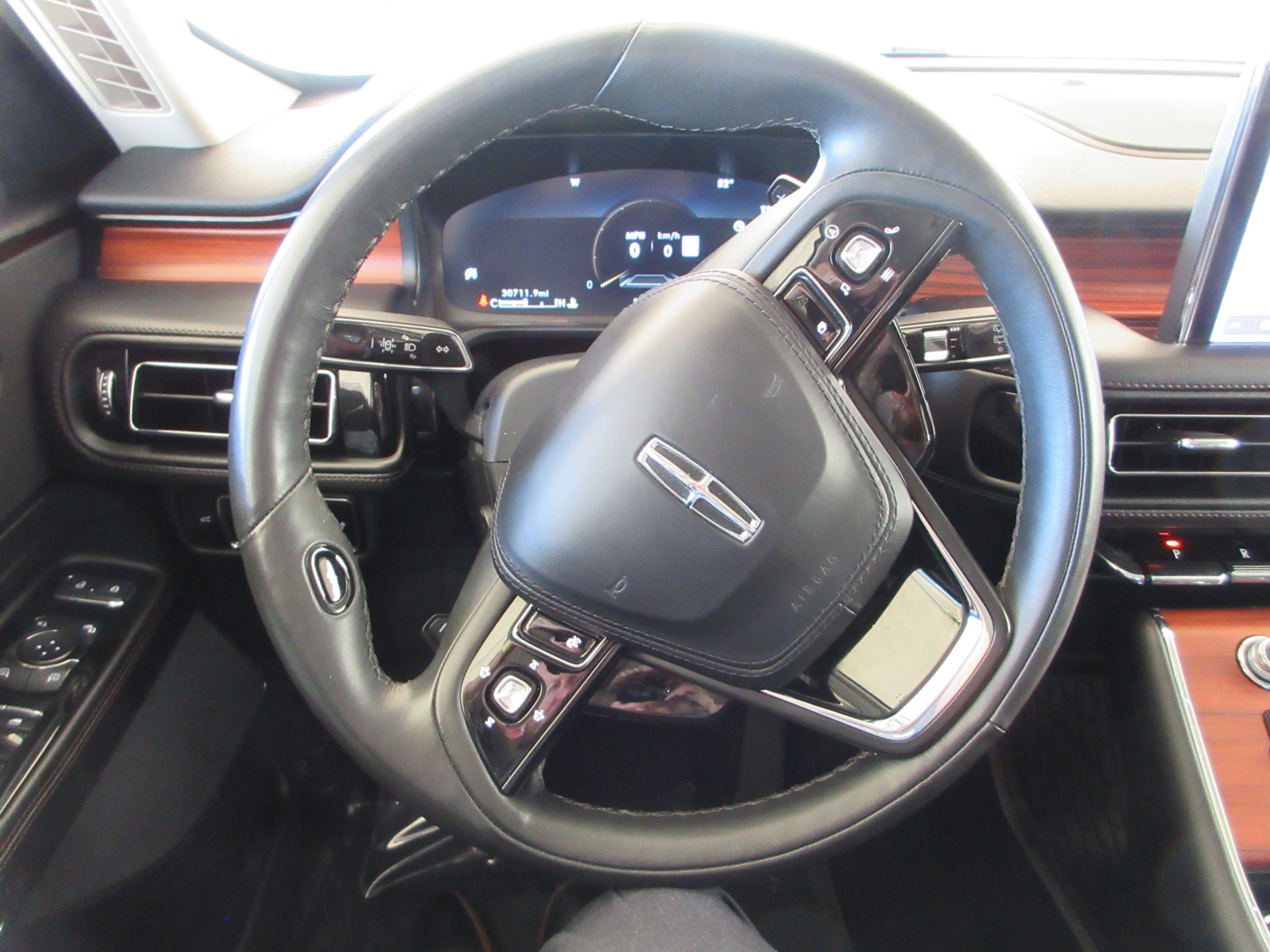 Used 2024 Lincoln Aviator Reserve AWD/4WD image 38