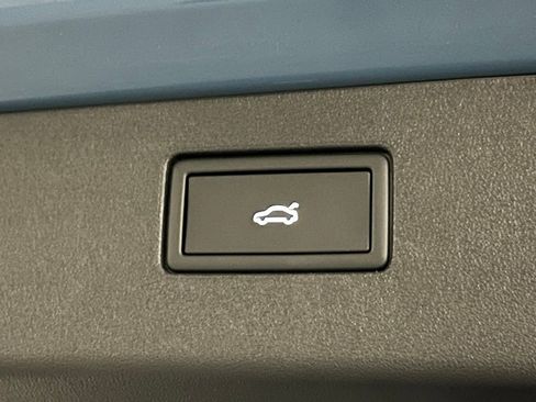 Certified 2025 Volkswagen Tiguan SEL R-Line image 38