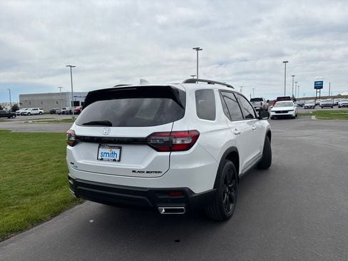 Certified 2025 Honda Pilot Black Edition image 3