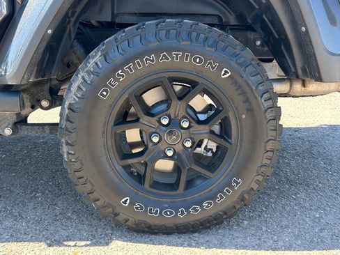 Used 2024 Jeep Gladiator Sport image 9