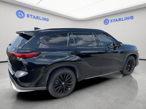 Used 2023 Toyota Highlander XSE FWD image 3