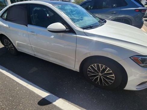 Used 2019 Volkswagen Jetta SE w/ Cold Weather Package FWD image 3