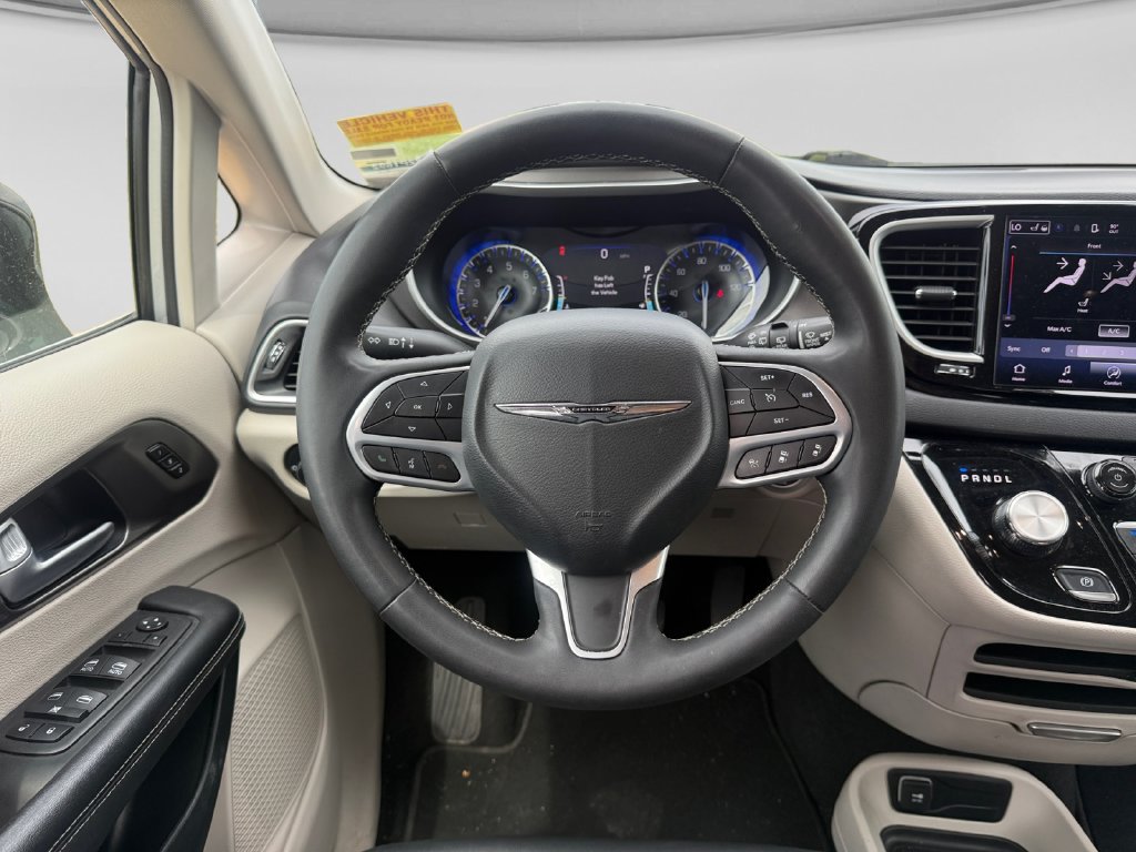 Used 2024 Chrysler Pacifica Touring-L FWD image 15