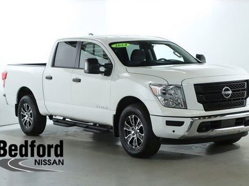 Used 2024 Nissan Titan SV w/ SV Convenience Package image 1