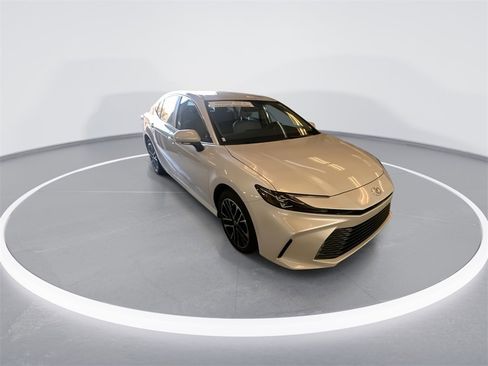 Used 2025 Toyota Camry XLE image 2
