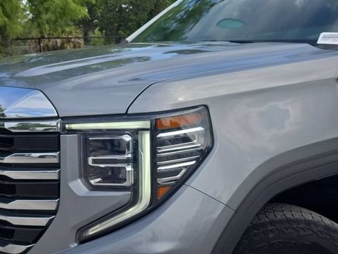 Used 2023 GMC Sierra 1500 SLT w/ SLT Premium Package AWD/4WD image 10