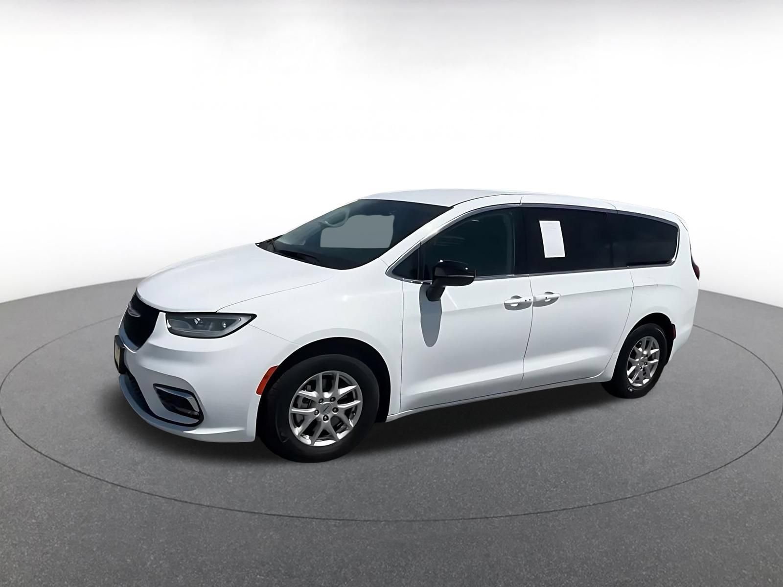 Used 2024 Chrysler Pacifica Touring-L FWD image 6