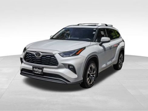 Used 2022 Toyota Highlander XLE AWD/4WD image 11