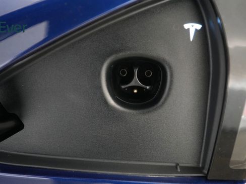 Used 2023 Tesla Model S Standard Range image 10