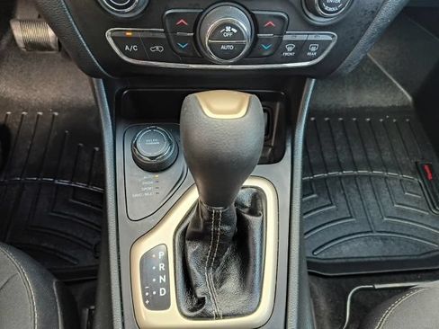 Used 2015 Jeep Cherokee Latitude w/ Comfort/Convenience Group AWD/4WD image 28