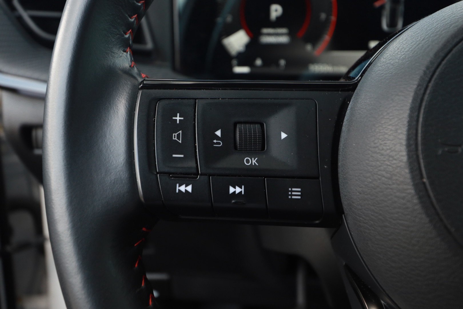 Used 2025 Nissan Kicks SR w/ Interior Electronics Package FWD image 11