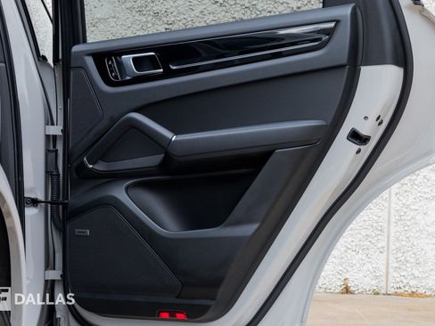 Used 2021 Porsche Cayenne S image 31