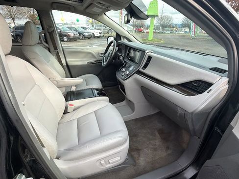 Used 2018 Toyota Sienna XLE FWD image 12