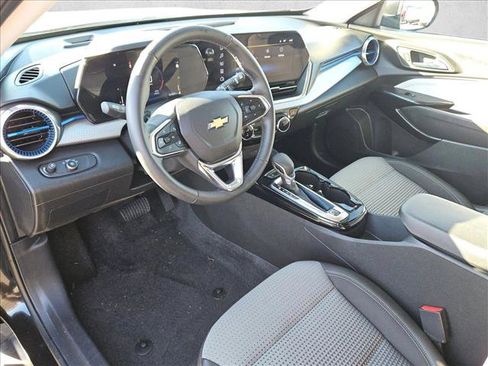 Used 2025 Chevrolet Trax LT w/ LT Convenience Package image 10