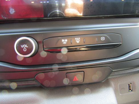 Used 2022 Ford E-Transit Medium Roof RWD image 17