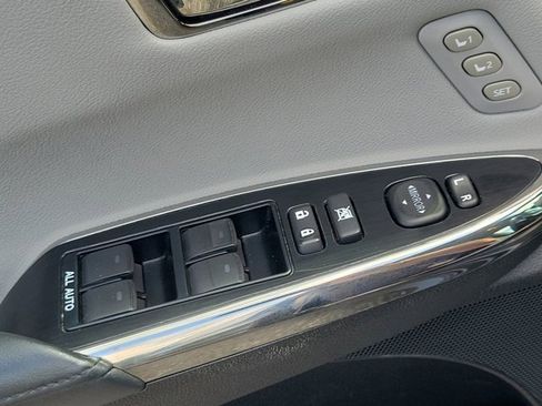 Used 2016 Toyota Avalon Limited image 25