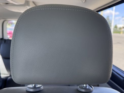 Used 2011 Volkswagen Routan SEL FWD image 12