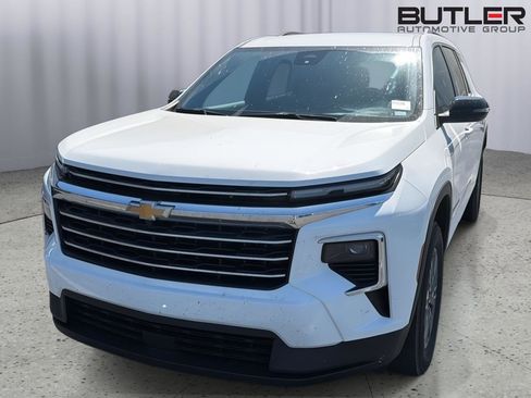 Used 2025 Chevrolet Traverse LT image 3