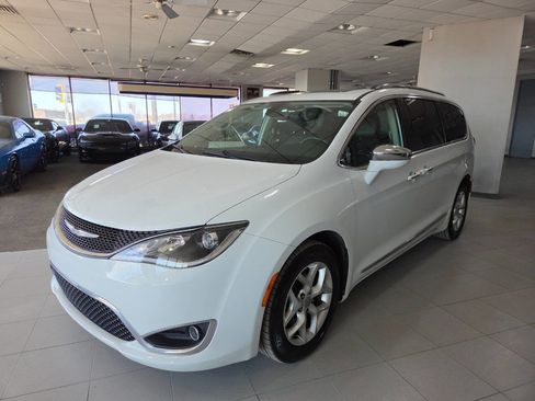 Used 2020 Chrysler Pacifica Limited image 3