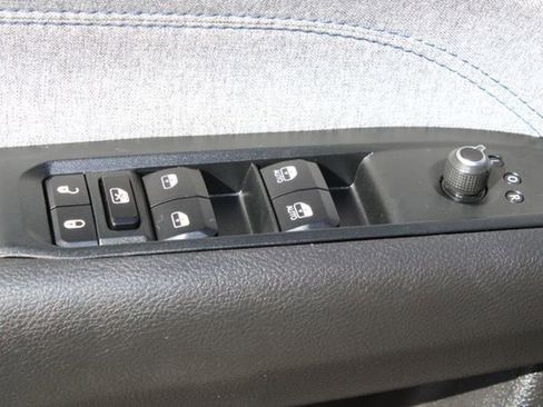 Used 2025 Jeep Compass Latitude image 12