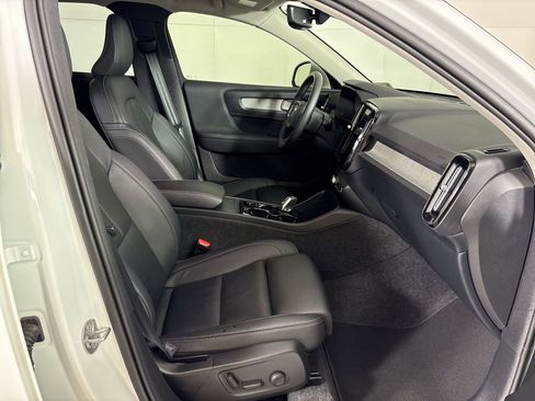 Used 2025 Volvo XC40 B5 Plus image 14